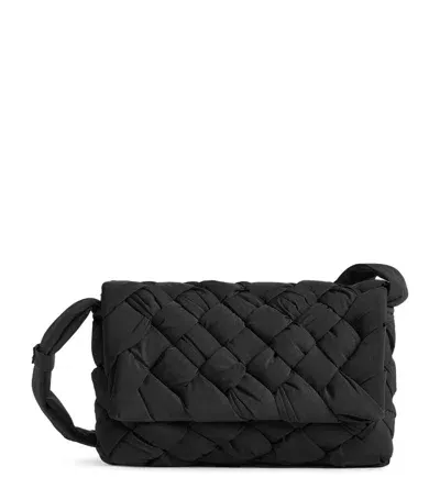 Bottega Veneta Kleine Rumple Messenger In Black