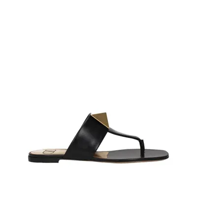 Valentino Garavani One Stud Leather Thong Sandals In Black